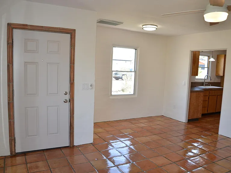 1025 E Indianola Ave — Photo 6