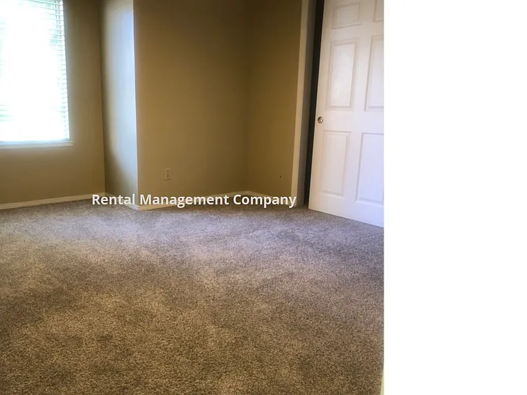 941 E Buckhill Rd — Photo 6