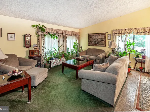 30 Patricia Ln, Sicklerville, NJ 08081