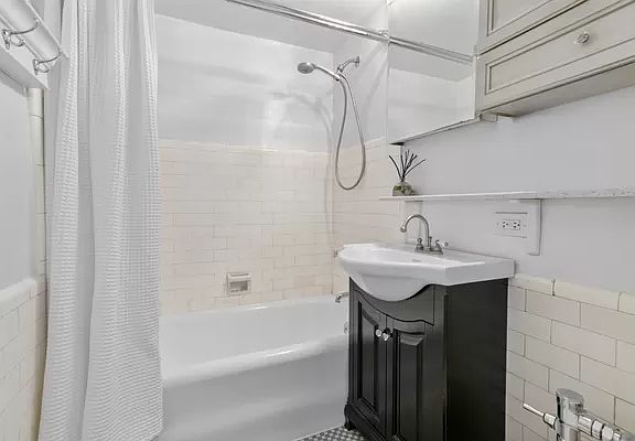 5th image of 320 E 42nd St APT 614