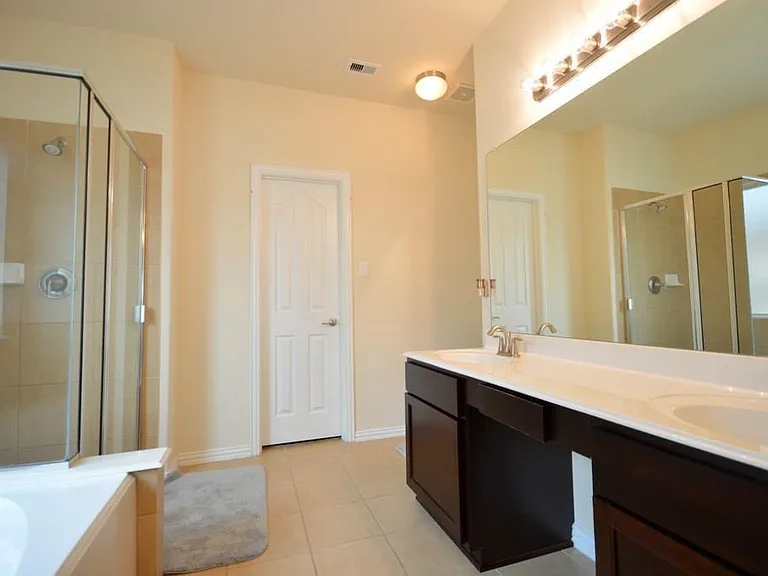 2727 Lakecrest River Dr — Photo 16