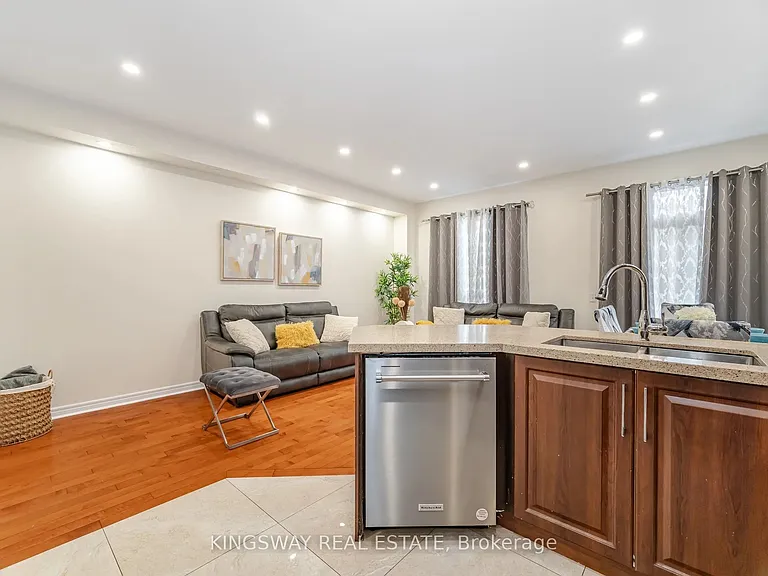 803 Khan Cres — Photo 15