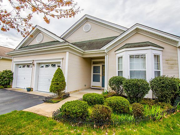 3rd image of 5 Greenhaven Ct