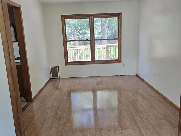 195 Edgemere Ct — Photo 3