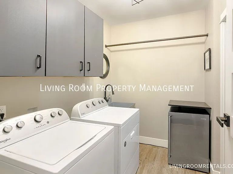 2040 SW Huntington Ave — Photo 13