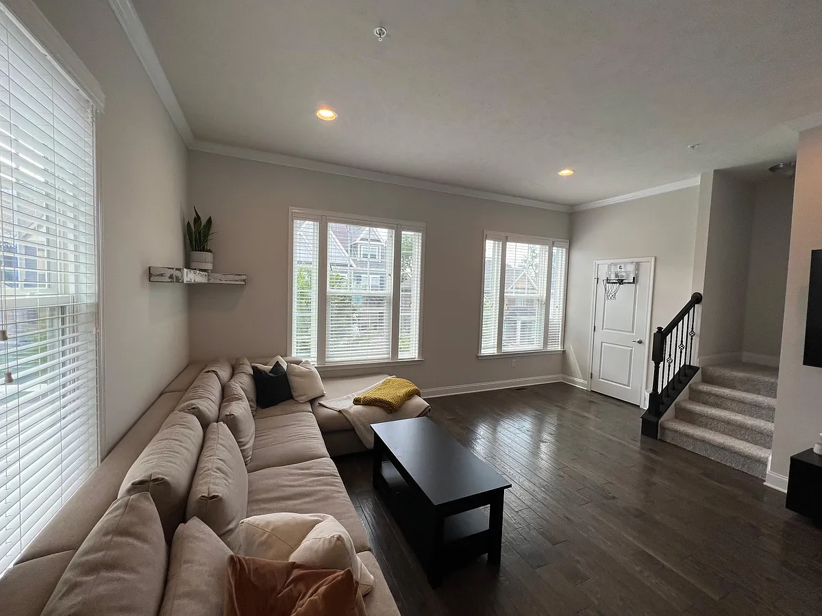 Building Photo - 800 Oneida Cir