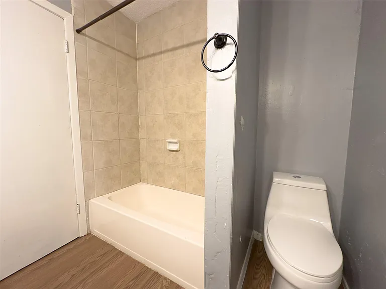 122 N Iowa Ave #4 — Photo 14