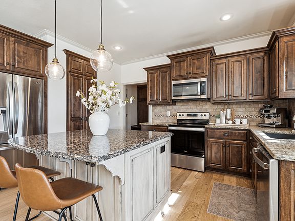 5th image of 1324 NE Country Ln