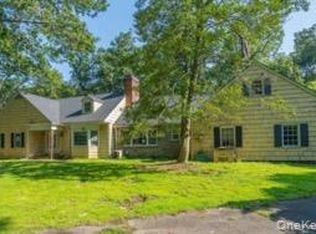 19 E Gate Rd, Lloyd Harbor, NY 11743