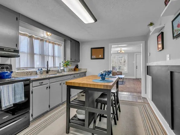 909 W 1st St, Dickson, TN 37055