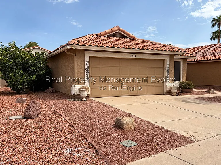 7568 W Kerry Ln — Photo 2