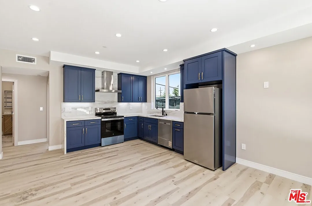 3 bed, 3.0 bath, 1200 sqft, $3,200 — Photo 2