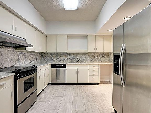 3rd image of 14 Greenway Plz Unit 16M