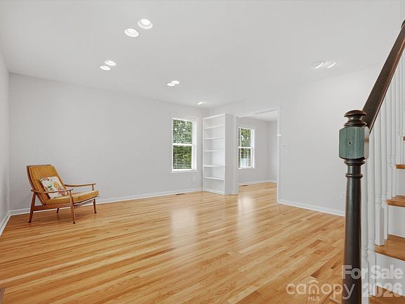 4th image of 419 Whitefriars Ln