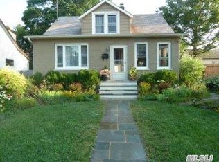 59 Hemlock St, Islip, NY 11751