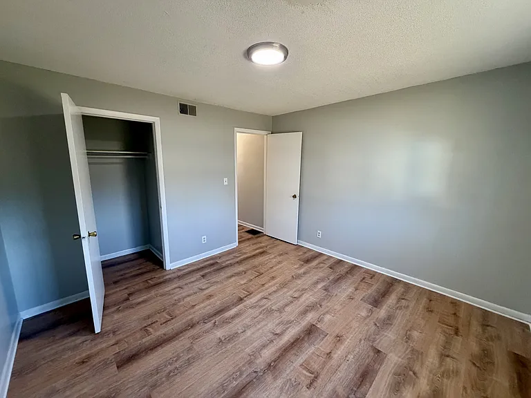 1143 Clay Ave — Photo 6