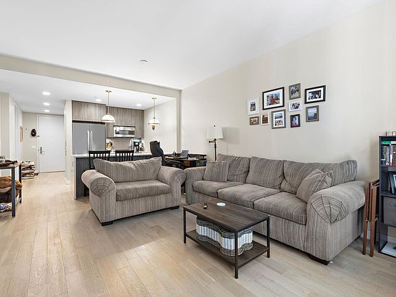 4th image of 160 1st St #513