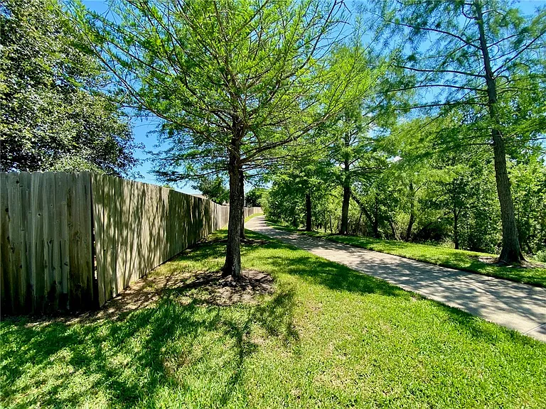 911 Crested Point Dr — Photo 10