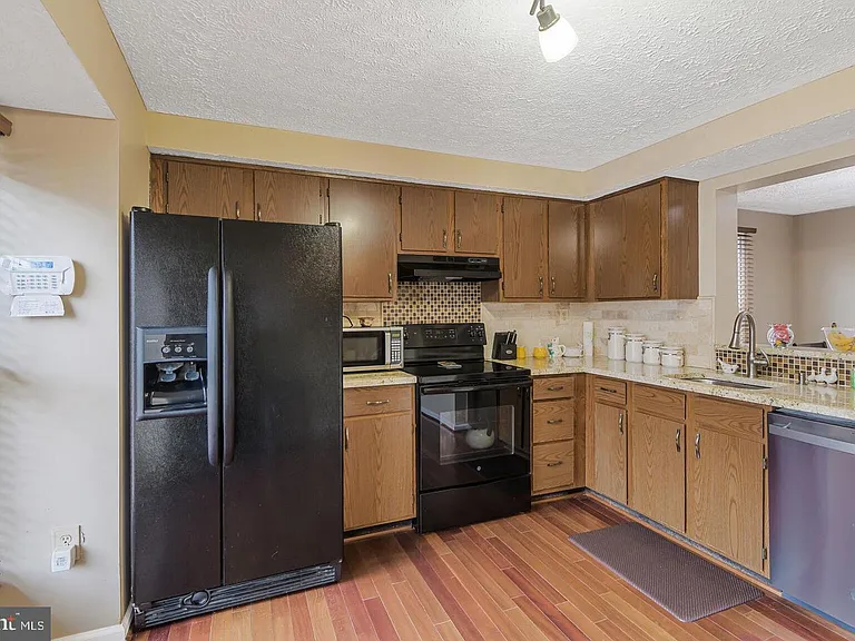 6121 Cedar Wood Dr — Photo 2