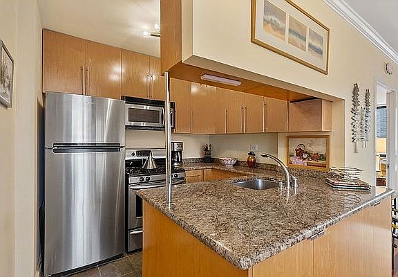 4th image of 343 E 74th St APT 17B