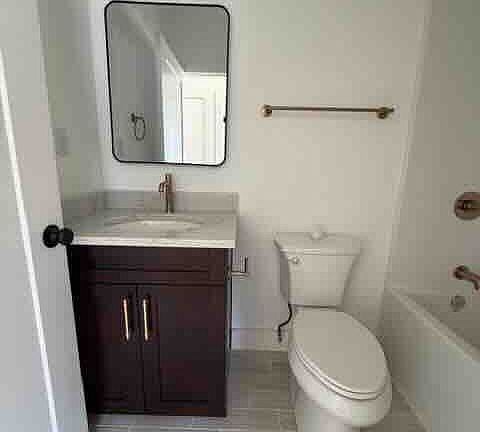 Full bath off hallway
