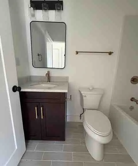 Full bath off hallway
