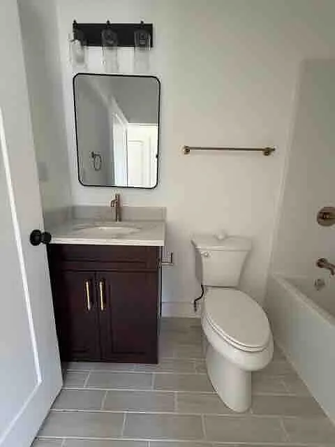 Full bath off hallway - 1006 Myrtle St