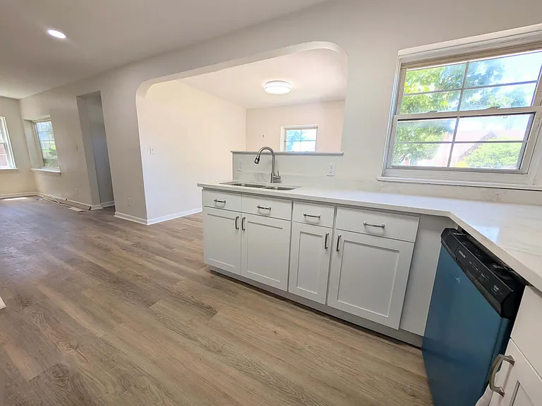 588 S Kennedy Dr — Photo 10