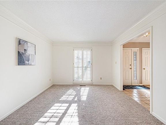 4th image of 304 NE Warrington Ct