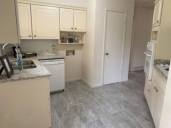 3rd image of 3129 Centennial Dr