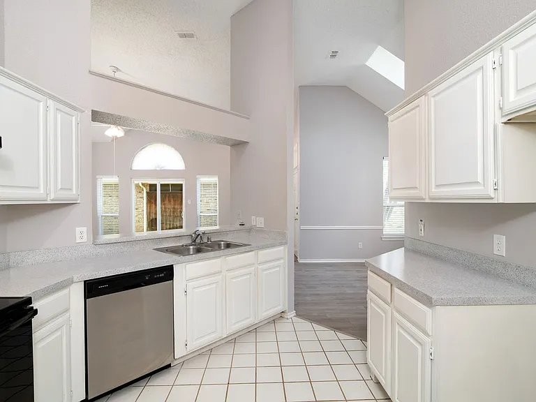 1329 Maywood Ct — Photo 10