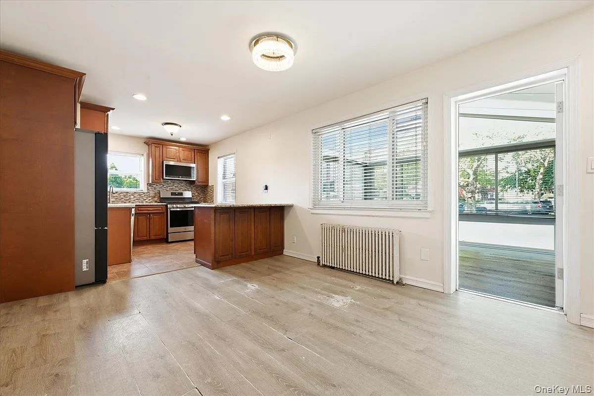 2 bed, 1.5 bath, 721 sqft, $3,500 — Photo 3