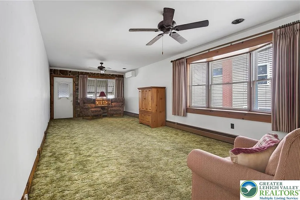 3 bed, 1.0 bath, 2617 sqft, $1,300 — Photo 3