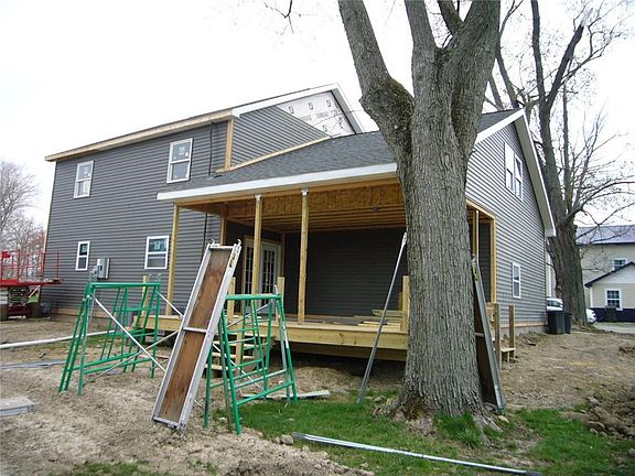 4th image of 1129 N Erie St