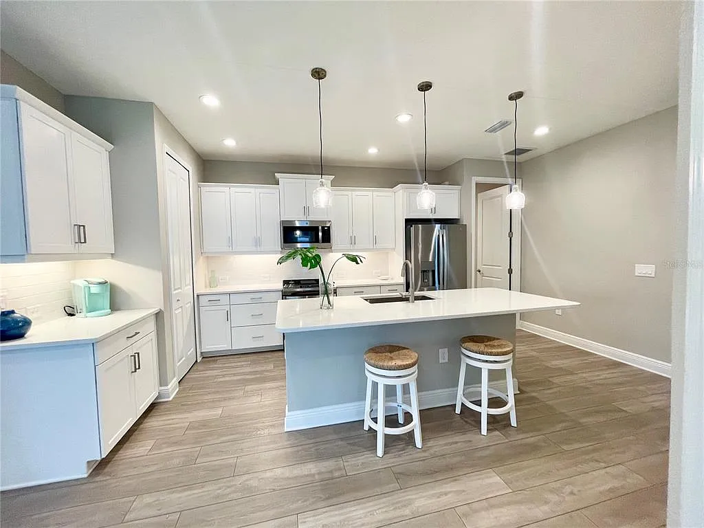 3 bed, 2.0 bath, 1845 sqft, $3,200 — Photo 3