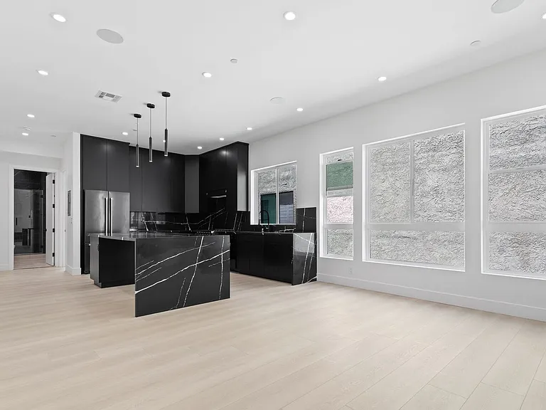 1815 Barry Ave — Photo 36