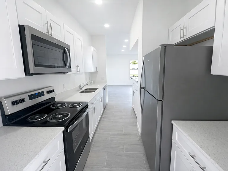 1248 Hillcrest St E — Photo 15