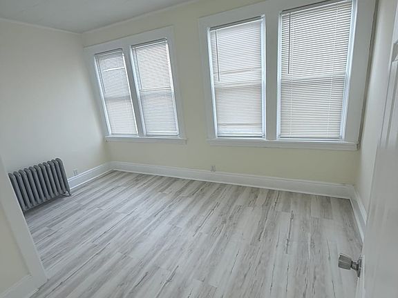 5th image of 252 River Dr APT 1
