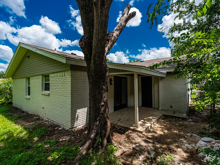 2110 Spikes St — Photo 3