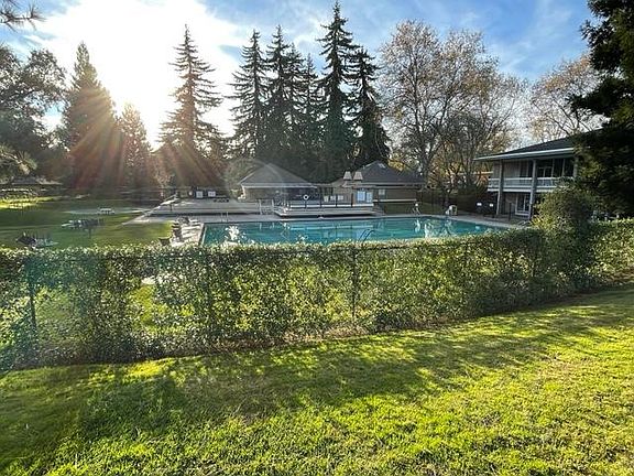 3rd image of 1000 Commons Dr