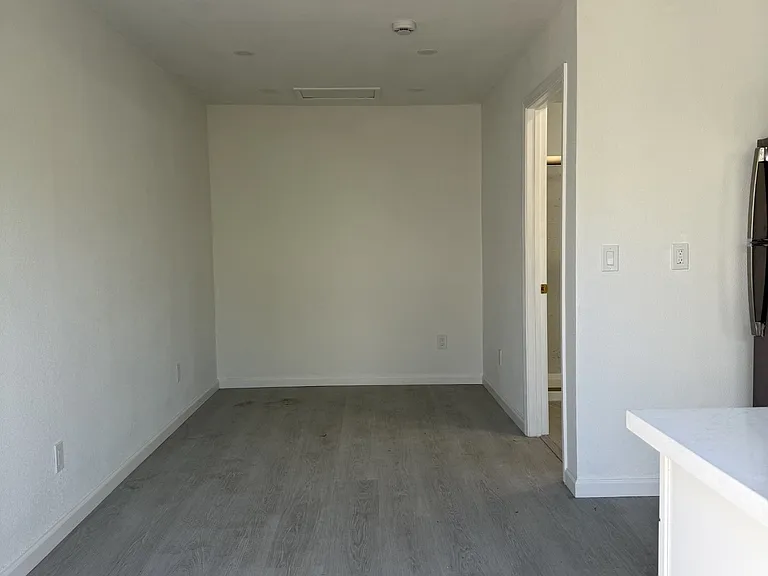 552 Palace Ct #B — Photo 3