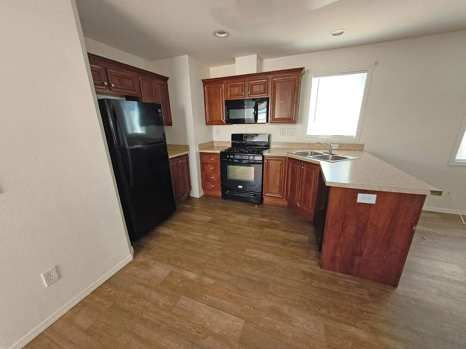 3 bed, 2.0 bath, 780 sqft, $1,595 — Photo 1