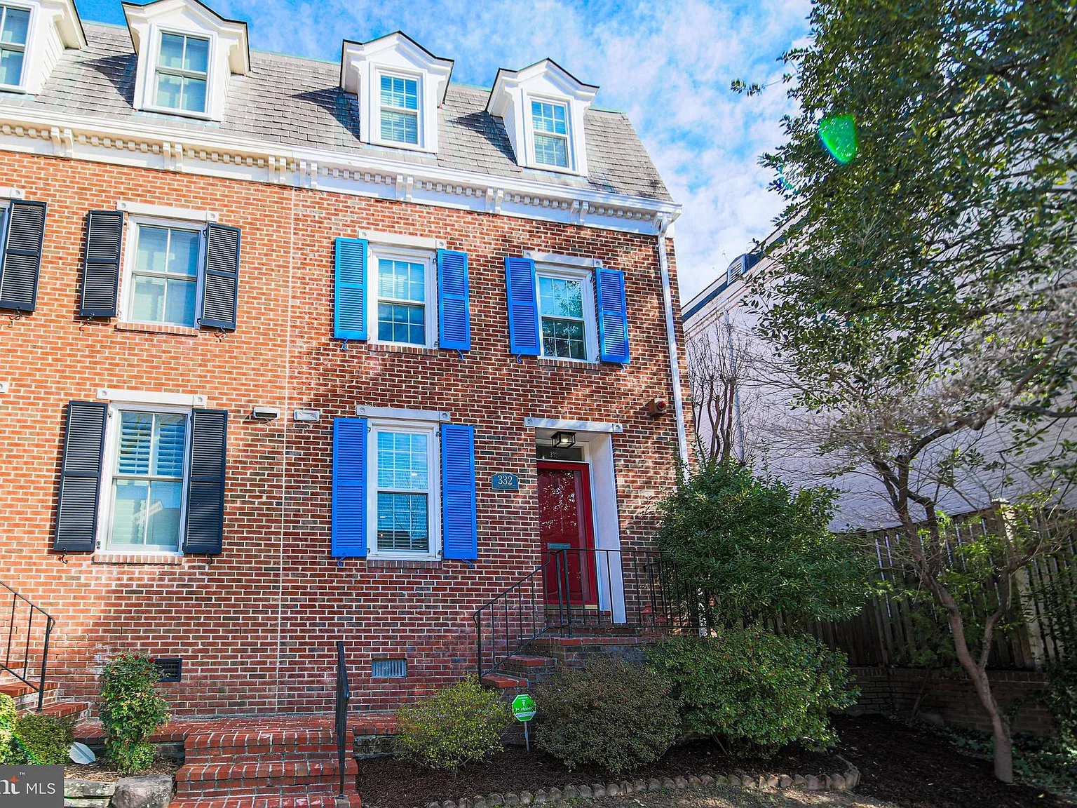 3 bed, 2.5 bath, 1800 sqft, $5,800 — Photo 1
