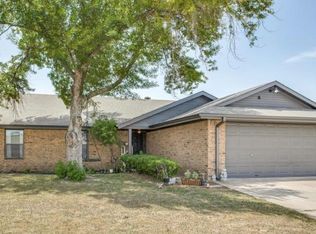 907 S Medina St, Lockhart, TX 78644