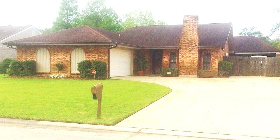 1st image of 215 Lake Crescent Cir