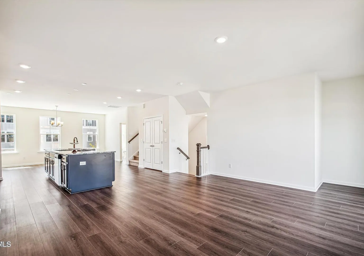 4 bed, 3.5 bath, $2,500 — Photo 2