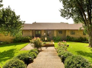 250 Oak Creek Cir, Luling, TX 78648