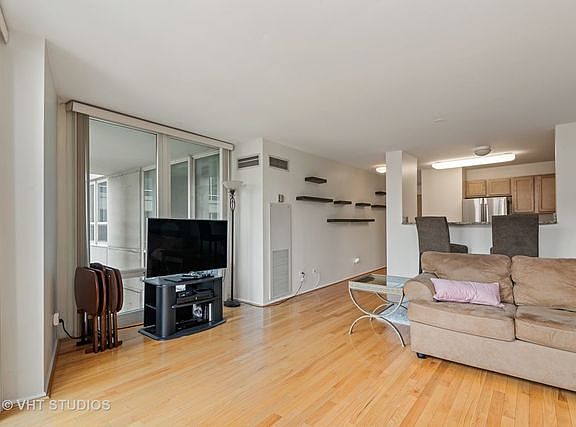 4th image of 345 N Lasalle St #402