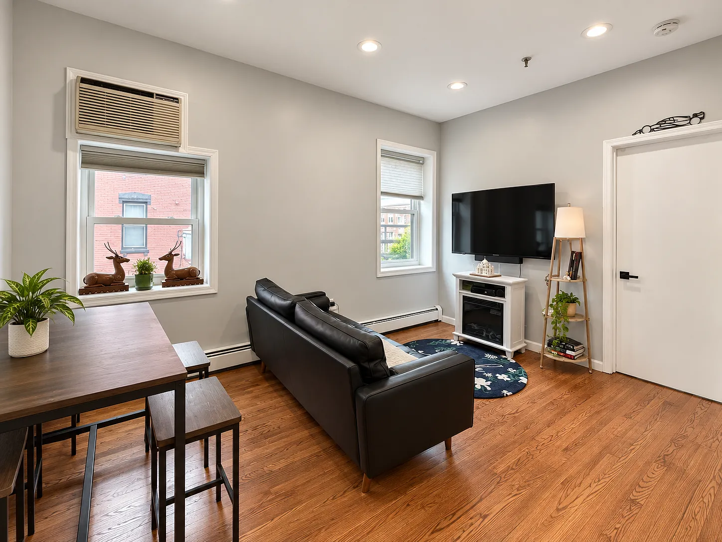 2 bed, 700 sqft, $3,500 — Photo 3