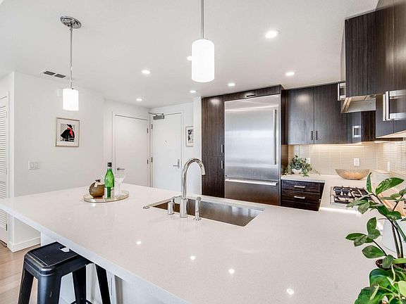 4th image of 2655 Bush St APT 405
